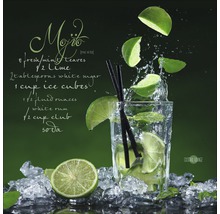 Glas Mojito mit Limettenstücken und Eiswürfeln