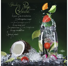 Rezept für Strawberry Pina Colada mit Zutaten und einem Glas Cocktail auf Eis