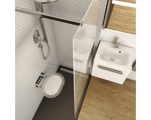 Badezimmer mit Dusche, Duschsitz, Waschbecken und Holzfußboden