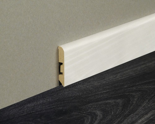 Sockelleiste aus Holz an Wand und Boden
