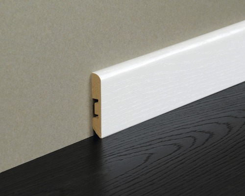 Weiße Sockelleiste aus Holz an einer Wand