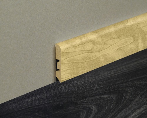 Holzsockelleiste an Wand und Boden