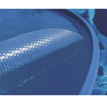 Poolabdeckung mit Luftpolsterfolie im Schwimmbecken