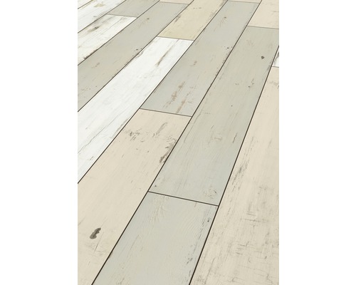 Verlegtes Laminat in Holzoptik