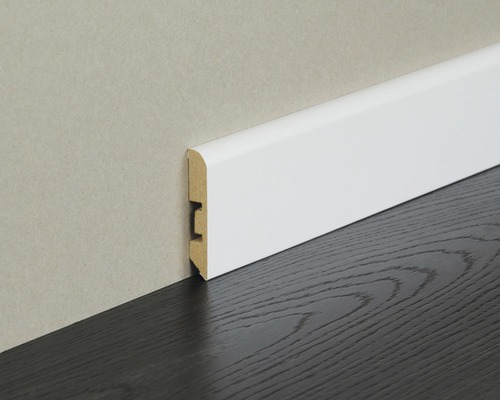 Weiße Sockelleiste aus Holz an Wand und Boden