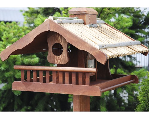 Vogelhaus aus Holz mit Futterstelle