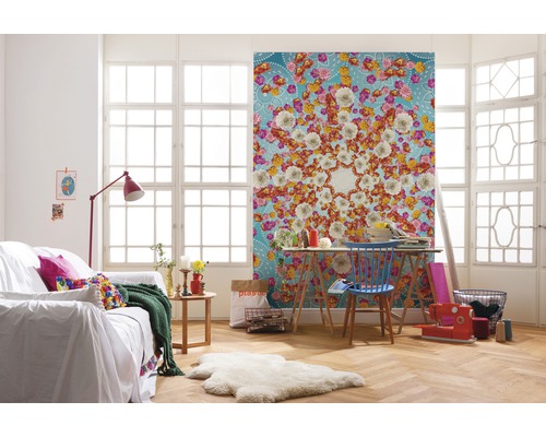 Wohnraum mit gemusterten Tapeten, Sofa, Schreibtisch und Dekoration