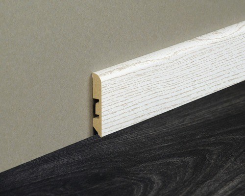 Sockelleiste aus Holz mit Dekor an Wand und Boden