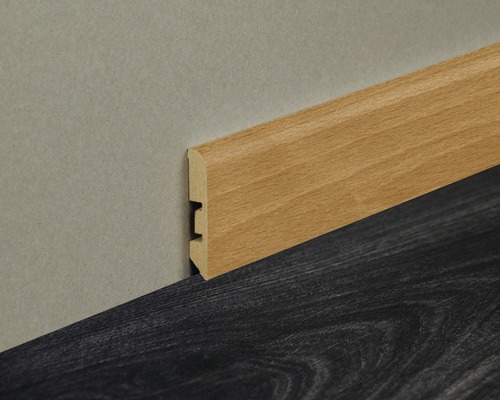 Sockelleiste aus Holz an Wand und Boden