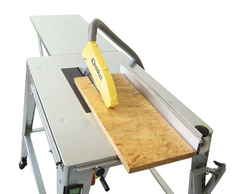 Lescha Tischkreissäge beim Sägen eines Holzbretts