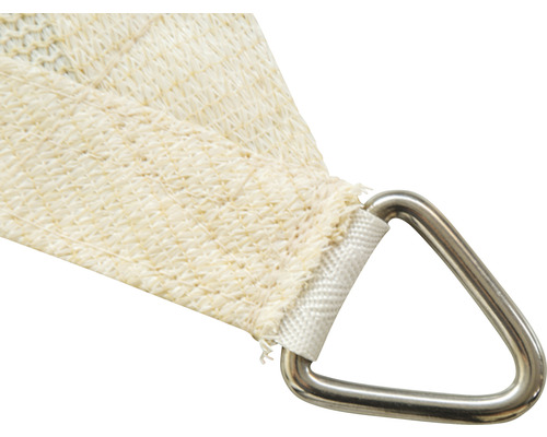 Detailaufnahme eines Sonnensegels mit dreieckigem Edelstahlring