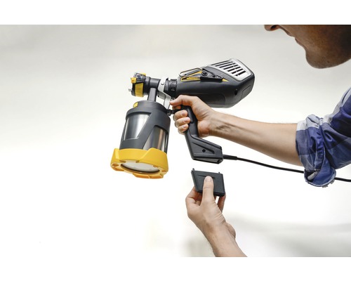 Farbsprühsystem mit abnehmbarem Akku in der Hand