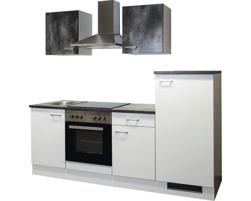 Küchenzeile mit Spüle, Herd, Backofen, Dunstabzugshaube und Schränken