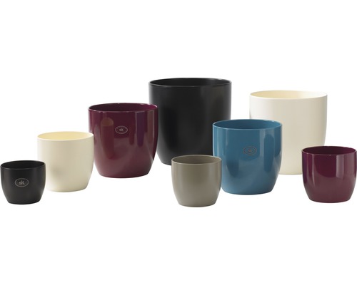 Verschiedenfarbige Blumentöpfe aus Kunststoff in unterschiedlichen Größen.