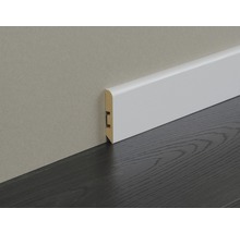 Weiße Sockelleiste aus Holz an einer Wand und einem dunklen Holzboden
