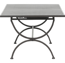Quadratischer Gartentisch mit Strebenmuster auf der Tischplatte und geschwungenen Beinen.
