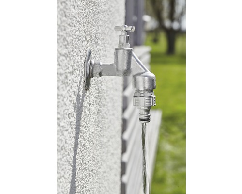 Wasserhahn mit fließendem Wasser an einer Wand