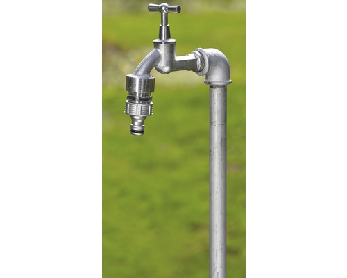 Gartenzapfstelle aus Metall mit Wasserhahn und Schlauchanschluss
