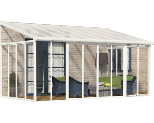 Überdachte Terrasse mit Gartenmöbeln und Ziegelwand im Hintergrund