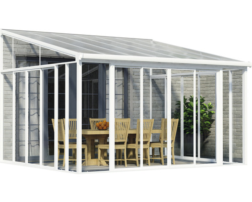 Überdachte Terrasse mit Esstisch und Stühlen