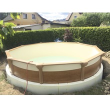 Aufstellpool im Garten mit Holzverkleidung