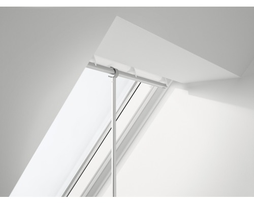 Dachfenster mit Rollo und Bedienungsstange