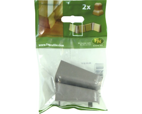 Zwei Eckstücke für Sockelleisten in einer Verpackung