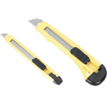 Zwei Cuttermesser mit ausfahrbarer Klinge