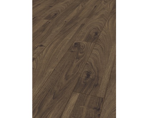 Nahaufnahme von verlegtem Laminatboden mit Holzoptik.