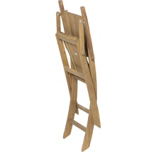 Zusammengeklappter Holzstuhl für den Außenbereich
