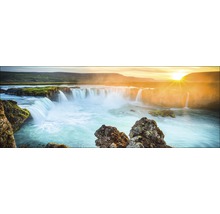 Landschaft mit Wasserfall und Felsen im Vordergrund