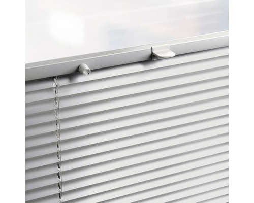 Detailansicht einer weißen Jalousie zur Fensterdekoration und zum Sonnenschutz.