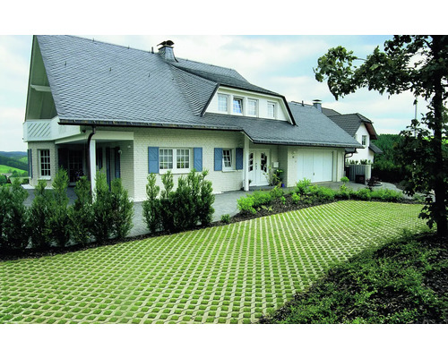Einfamilienhaus mit begrünter Rasengitterfläche vor dem Haus