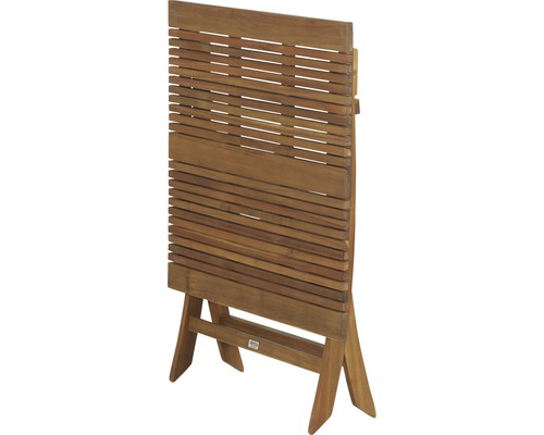 Zusammengeklappter Gartentisch aus Holz