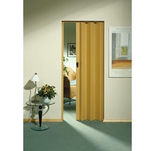 Zimmeransicht mit Falttür, Tisch und Dekoration