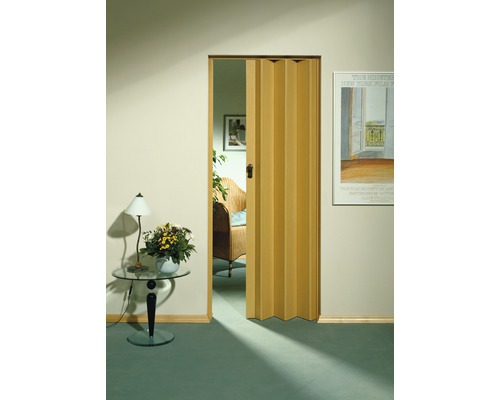 Zimmeransicht mit Falttür, Tisch und Dekoration