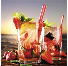 Zwei Gläser Erdbeer Mojito mit Eis, Minze und Strohhalm