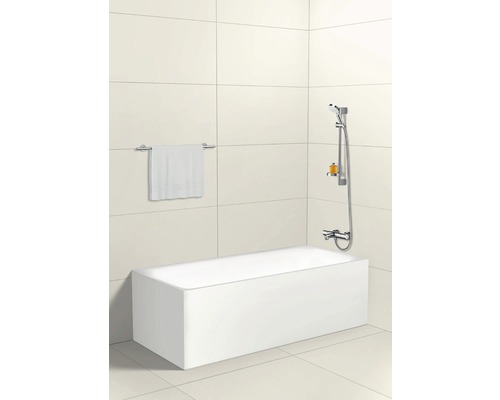 Helles Badezimmer mit rechteckiger Badewanne, Handtuch und Duscharmatur