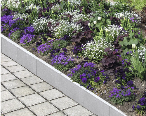 Beetbegrenzung aus Beton mit Blumen und Pflastersteinen