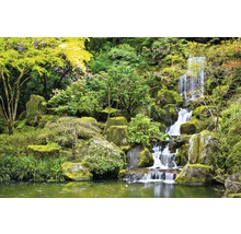 Gestalteter Garten mit Wasserfall, Felsen und Vegetation