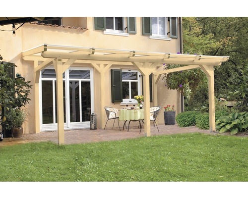 Holzpergola mit Sitzbereich im Garten