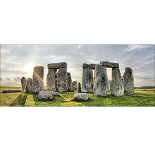 Stonehenge Steinkreis auf einer grünen Wiese unter einem bewölkten Himmel.