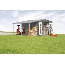 Metall Gerätehaus mit Unterstand, Holzspalter, Brennholz, Rasenmäher und Frau im Garten