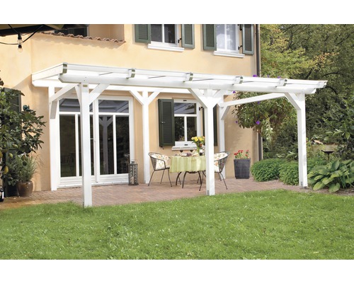 Weisse Holzpergola im Gartenbereich mit Gartenmöbeln