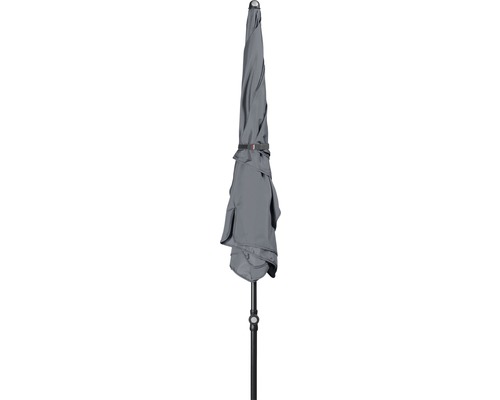 Geschlossener Gartenschirm mit Mast