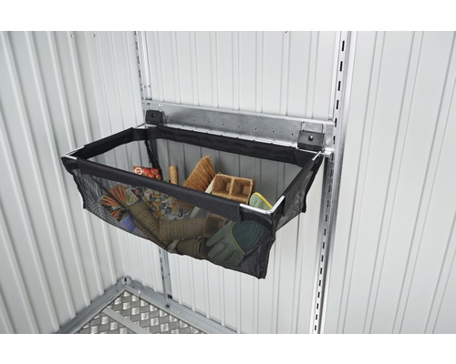 Einhängesack Biohort mit Schiene für Gartenhaus und Geräteschrank Aufbewahrungskorb mit Gartengeräten an einer Metallschiene befestigt