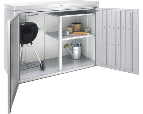 Geöffnete Aufbewahrungsbox mit Grill, Regalen und Gartengeräten