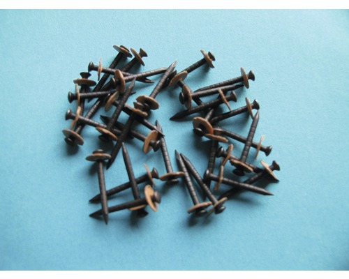 Mehrere Stahlnägel mit Kragen