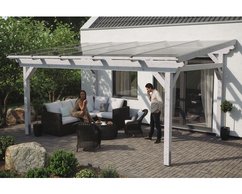 Terrassenüberdachung SKAN HOLZ Sanremo 541x300 cm weiß Terrasse mit Holzpergola, Möbeln und zwei Personen