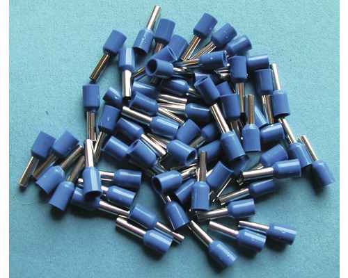 Mehrere blaue Aderendhülsen